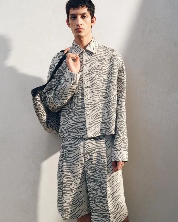 The Navega Shorts Jacquard Mottled Zebra Black Men JACQUEMUS Trousers and Shorts The Navega Shorts Jacquard Mottled Zebra Black Men JACQUEMUS Trousers and Shorts