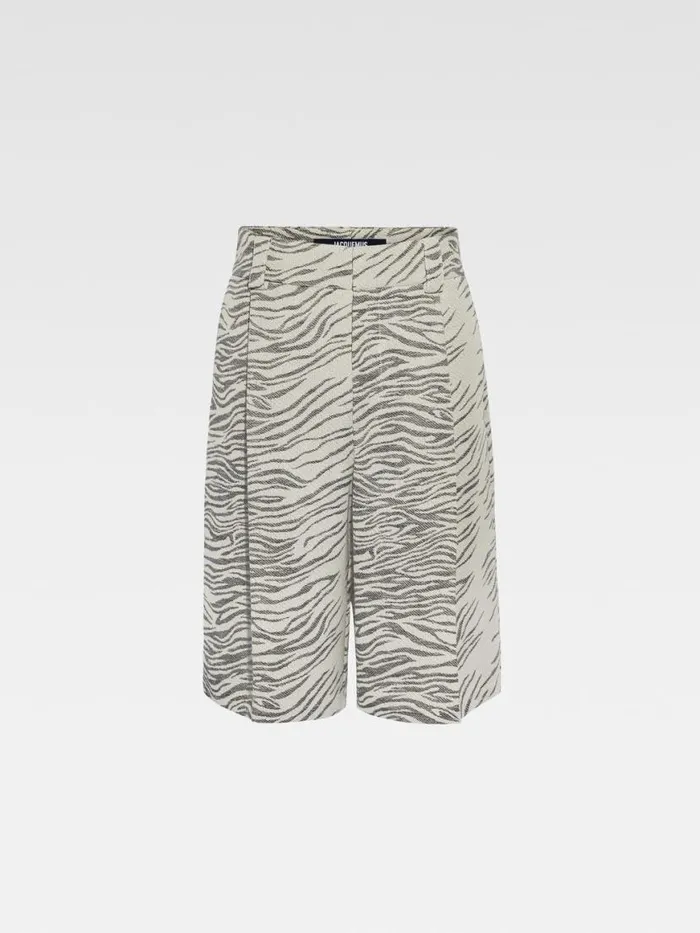 The Navega Shorts Jacquard Mottled Zebra Black Men JACQUEMUS Trousers and Shorts The Navega Shorts Jacquard Mottled Zebra Black Men JACQUEMUS Trousers and Shorts