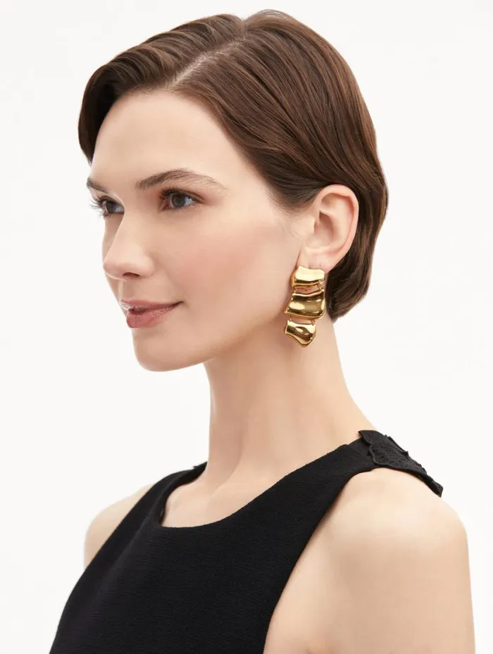 Women Sculpted Metal Drop ClipOn Earrings Gold Oscar De La Renta Earrings Women Sculpted Metal Drop ClipOn Earrings Gold Oscar De La Renta Earrings